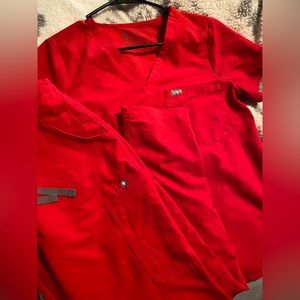 Figs size small. One pocket top and yola skinny bottoms